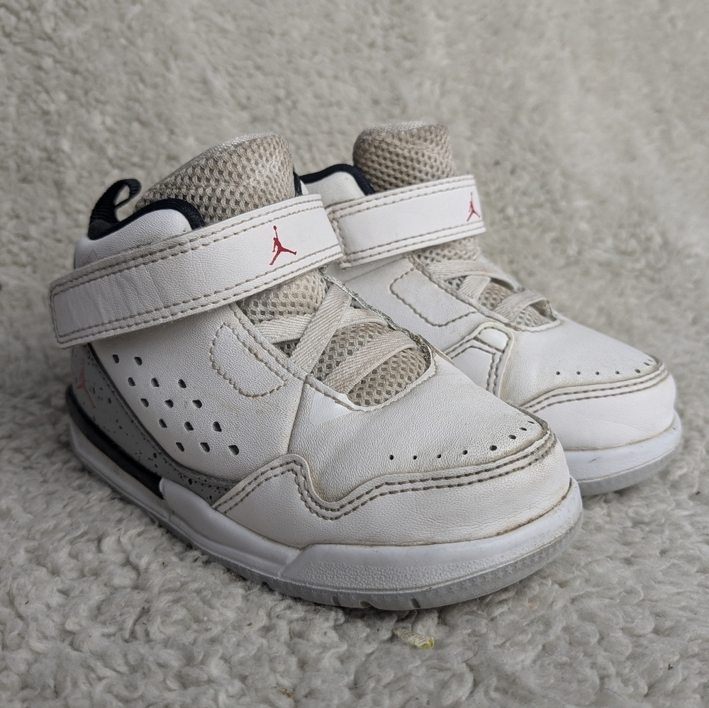 Jordan Kids White Sneakers Size 7 In Good Used Condition